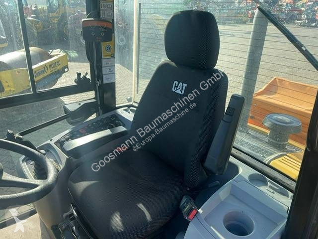 Nakladač Caterpillar 907 M