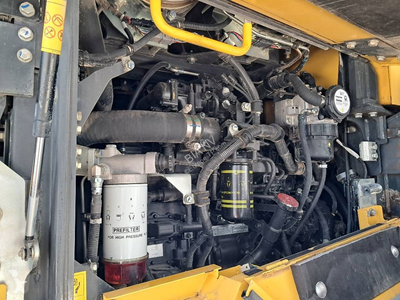 Nakladač Komatsu 8E0