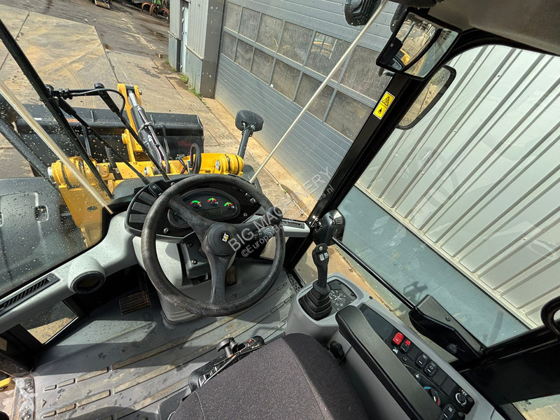 Nakladač Caterpillar M