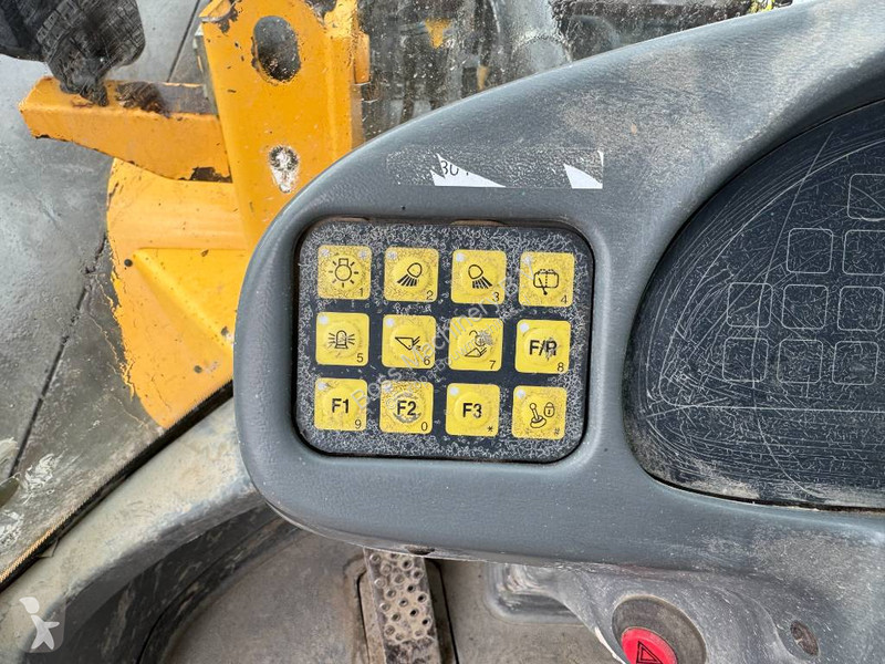 Nakladač Volvo B - Bucket + Forks / Quick Coupler