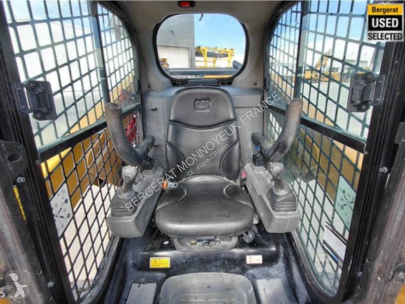 Товарач Caterpillar 232D3