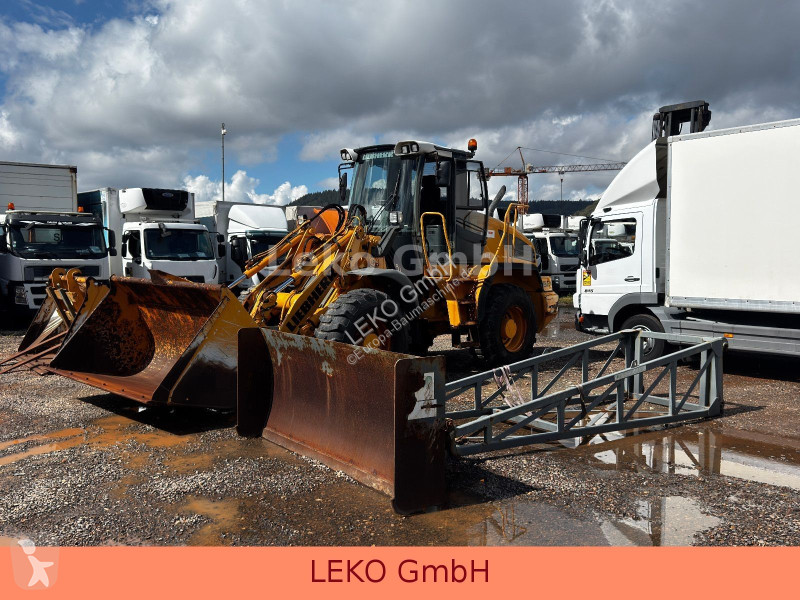 Liebherr Mit 3 Löffeln & 1 Gabel loader