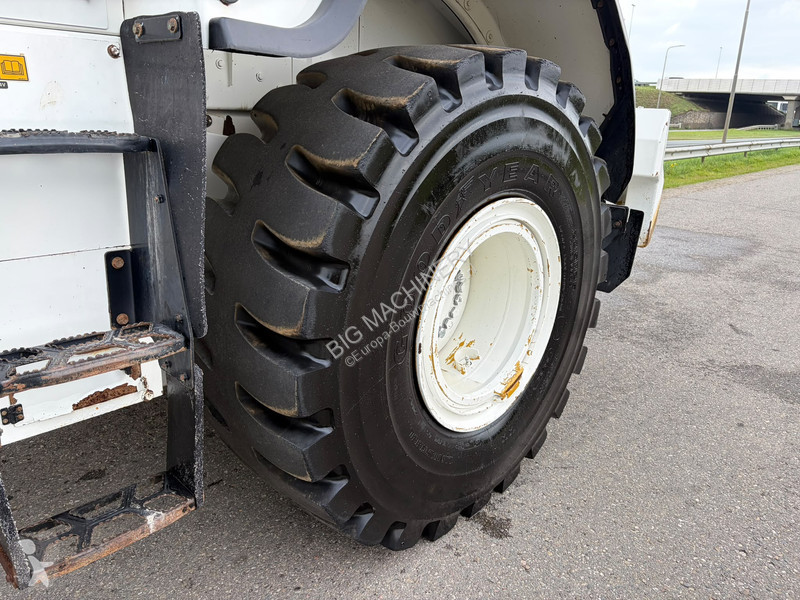 Chargeuse Caterpillar M