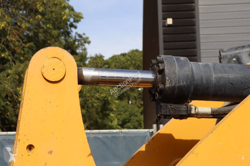 Shovel Caterpillar M