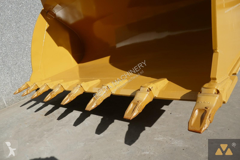 Nakladač Caterpillar M