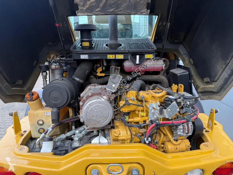 Nakladač Caterpillar M