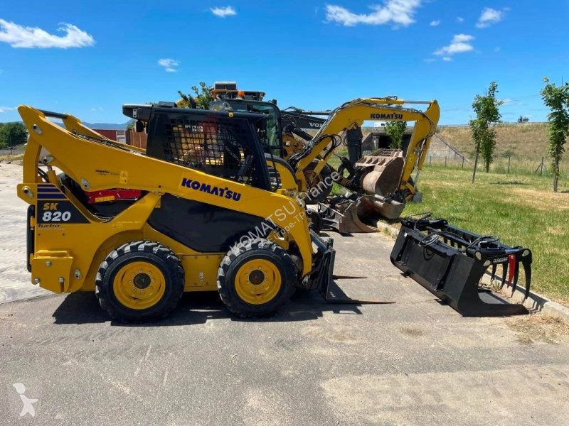 Nakladač Komatsu SK820-8E0