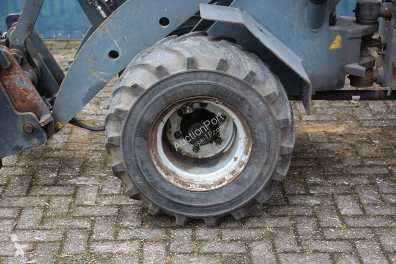 Nakladač Giant V452T