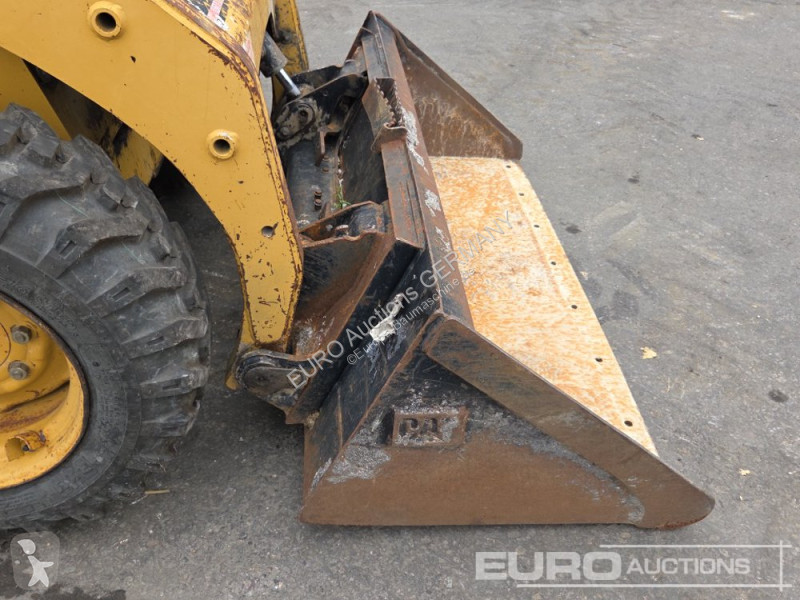 Товарач Caterpillar 216