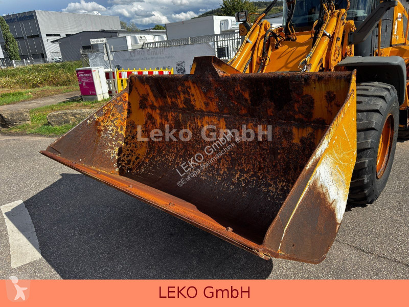 Liebherr Mit 3 Löffeln & 1 Gabel loader