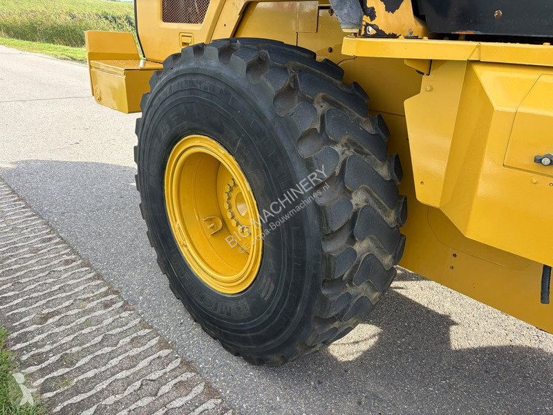 Chargeuse Caterpillar M