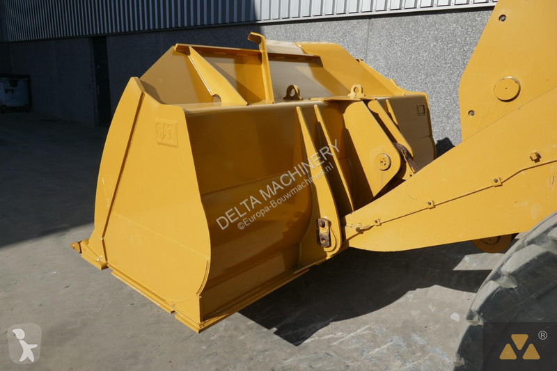 Nakladač Caterpillar M