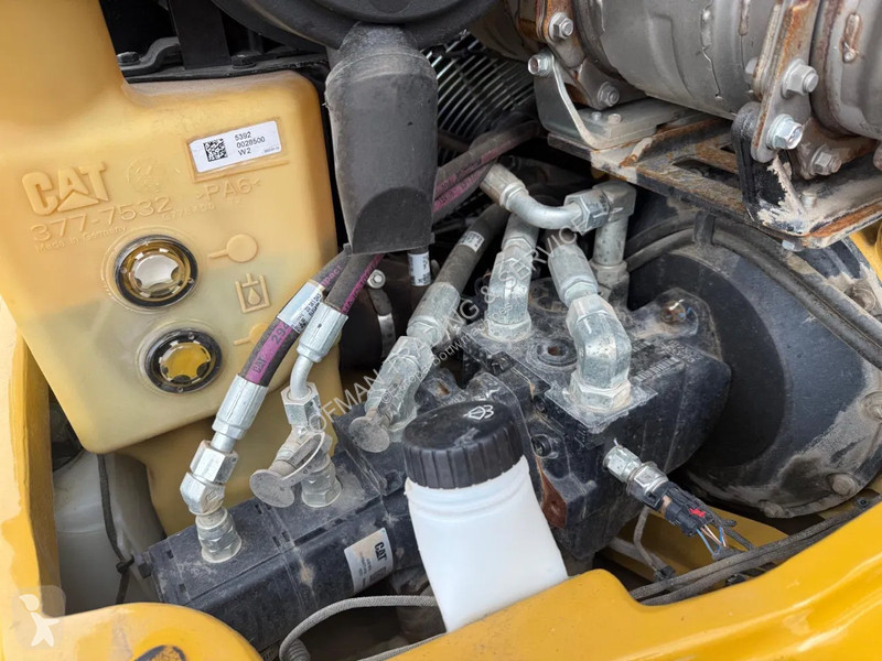 Nakladač Caterpillar M
