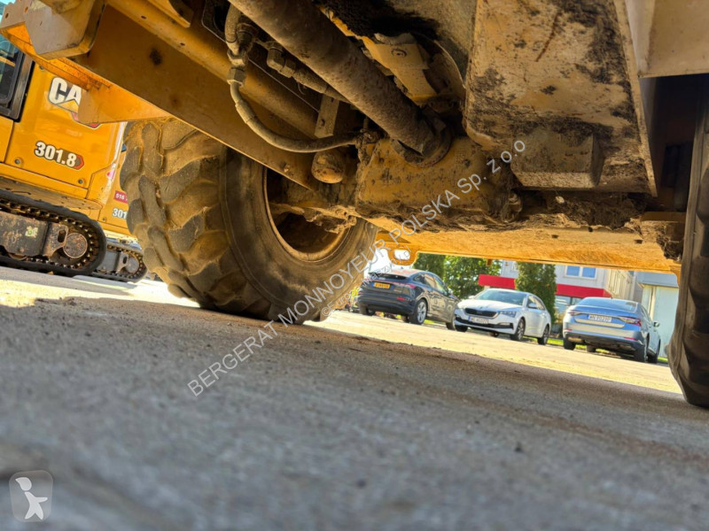 Nakladač Caterpillar 906M
