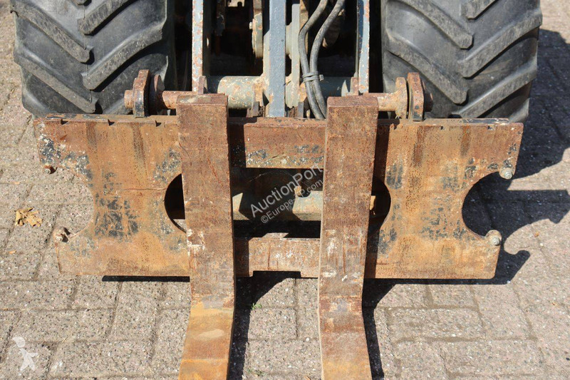 Nakladač Giant V452T