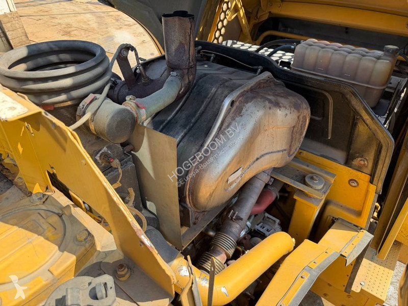 Nakladač Caterpillar M