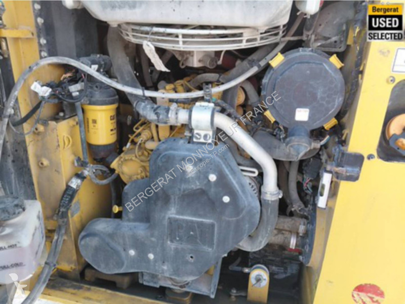 Товарач Caterpillar 232D3