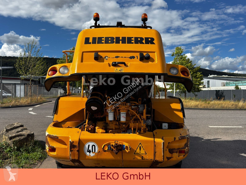 Liebherr Mit 3 Löffeln & 1 Gabel loader