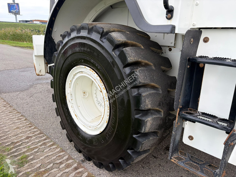 Chargeuse Caterpillar M