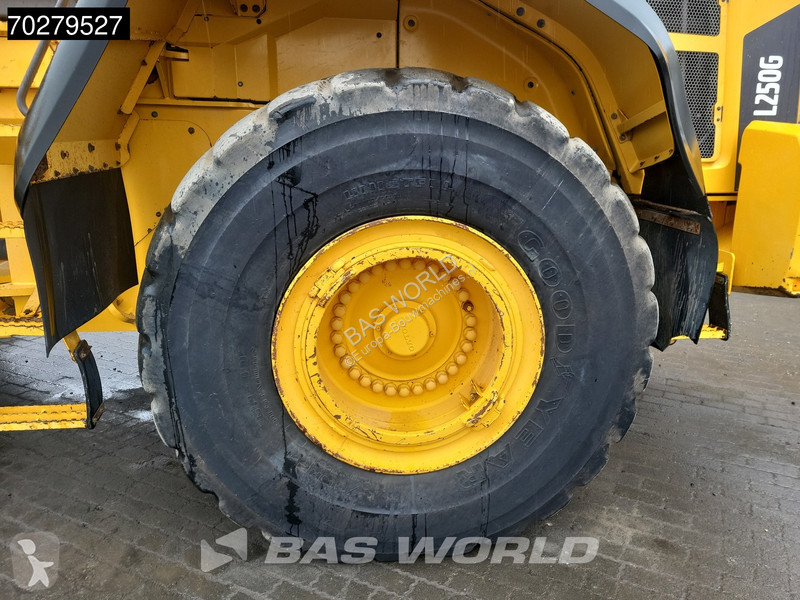 Nakladač Volvo L250 CDC