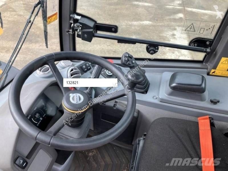 Nakladač Volvo JL20H