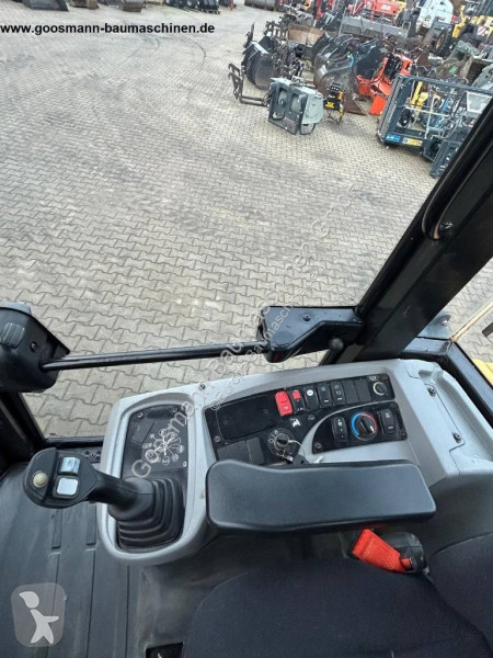 Nakladač Caterpillar 907 M