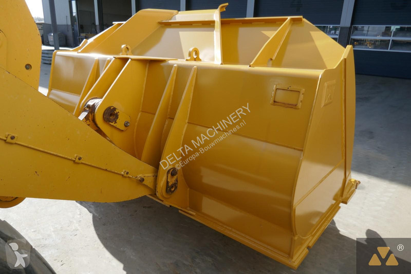 Nakladač Caterpillar M