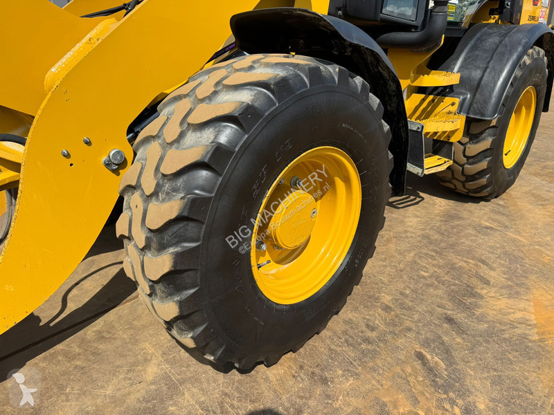Nakladač Caterpillar M