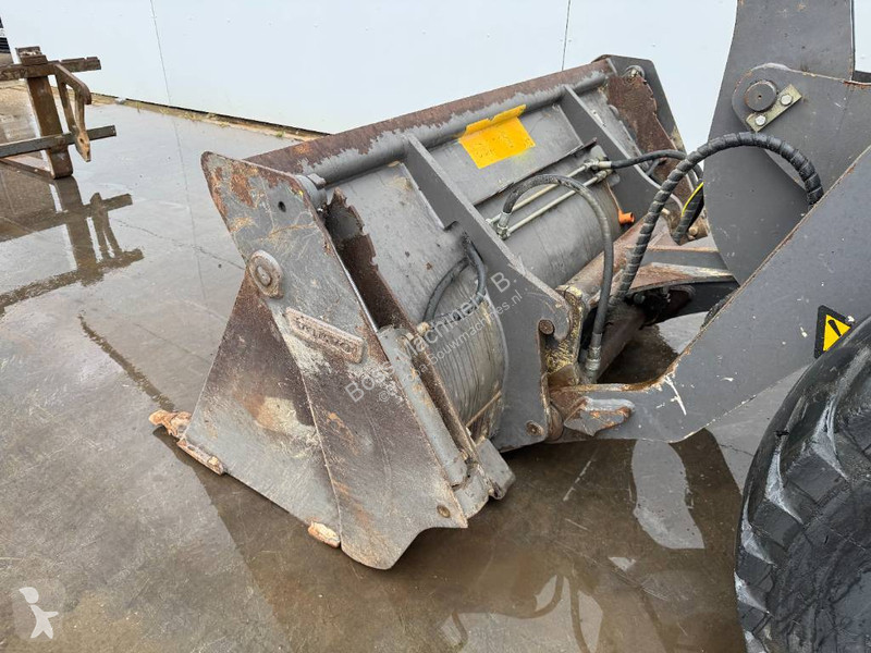 Nakladač Volvo B - Bucket + Forks / Quick Coupler