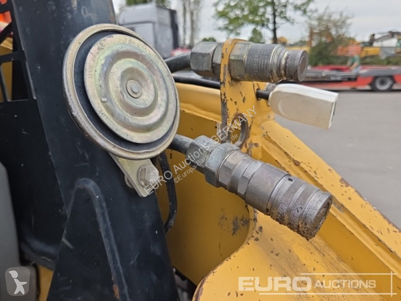 Товарач Caterpillar 216