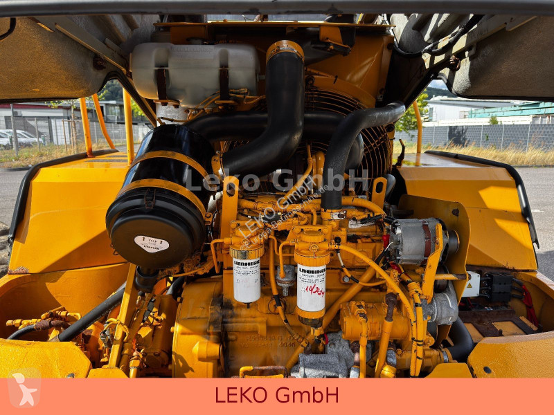 Liebherr Mit 3 Löffeln & 1 Gabel loader