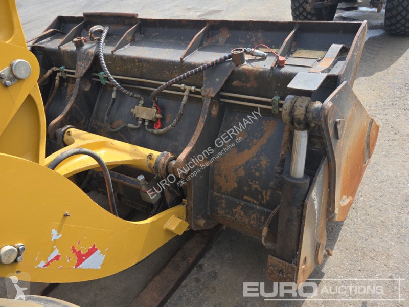 Навантажувач Caterpillar 908M