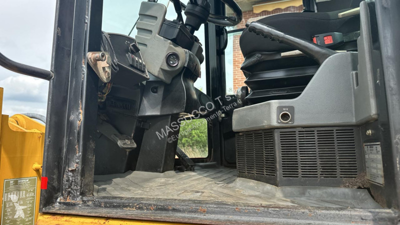 Навантажувач Caterpillar
