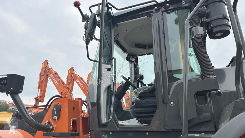 Chargeuse Hitachi 7