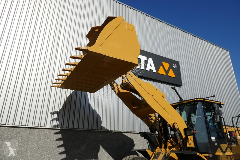 Nakladač Caterpillar M