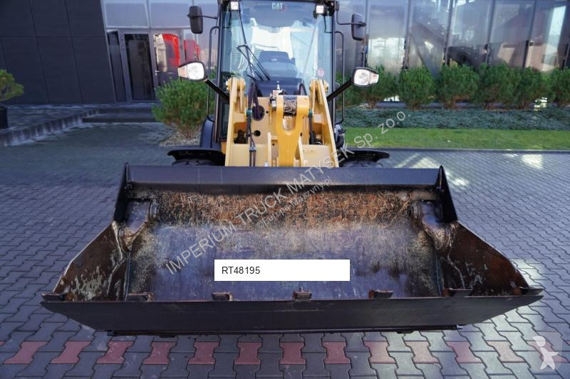 Nakladač Caterpillar 906M