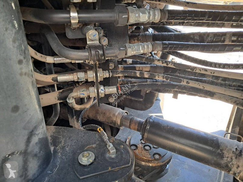 Nakladač Komatsu 8E0
