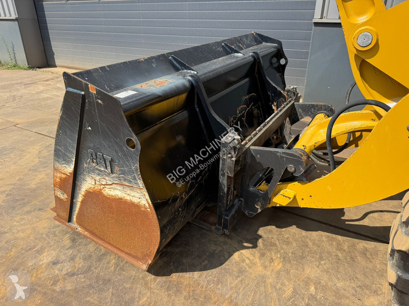 Nakladač Caterpillar M