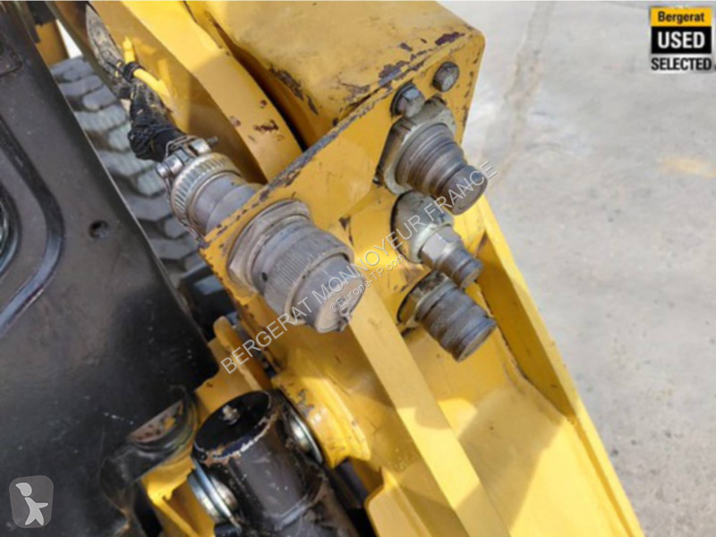 Товарач Caterpillar 232D3