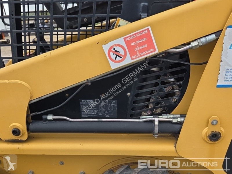 Товарач Caterpillar 216