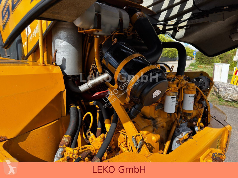 Liebherr Mit 3 Löffeln & 1 Gabel loader