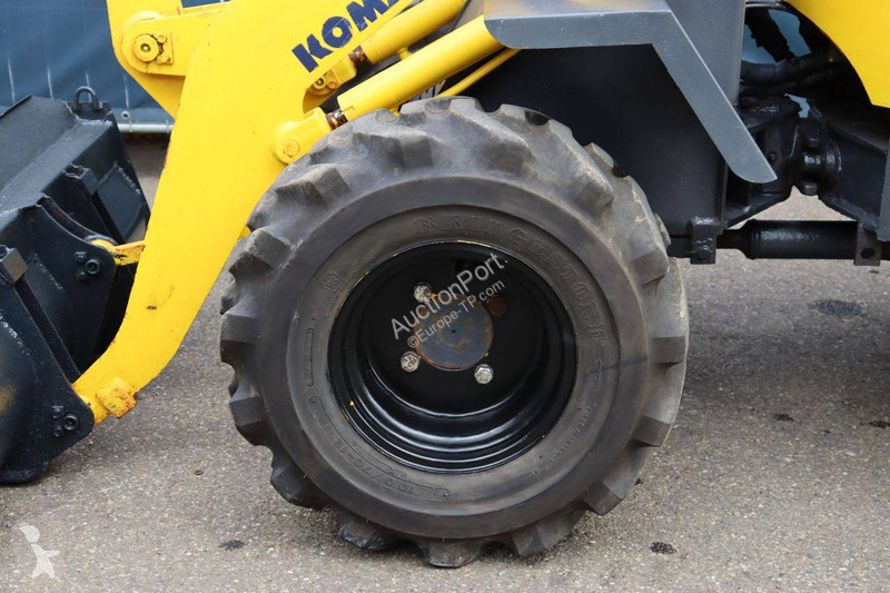 Lastare Komatsu W10-6