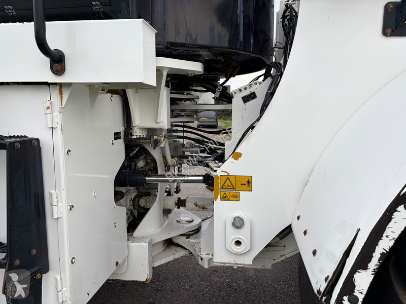 Chargeuse Caterpillar M