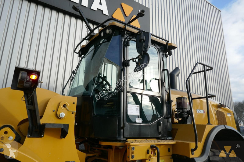 Nakladač Caterpillar M