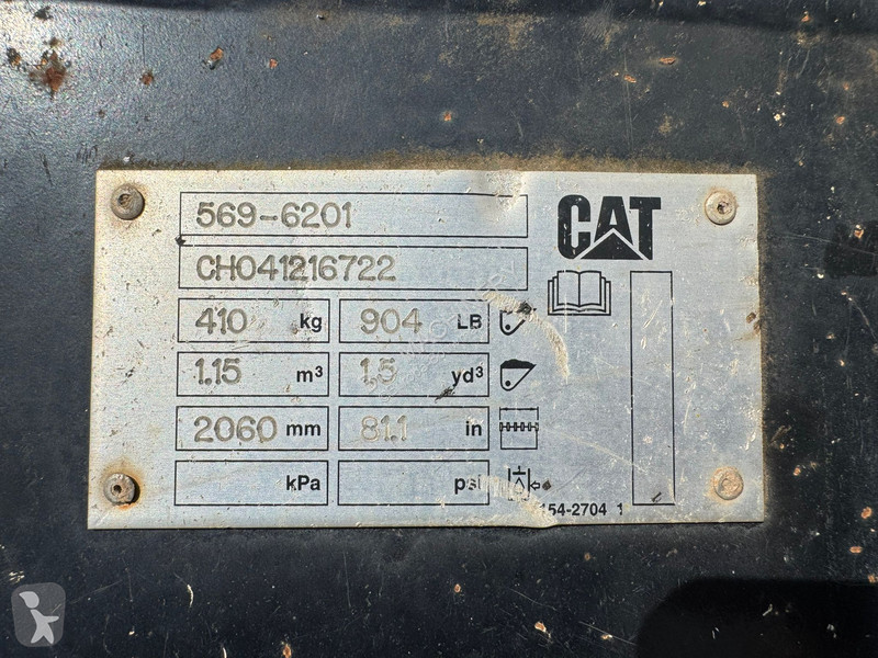Nakladač Caterpillar M