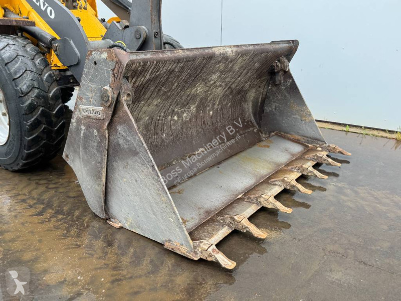Nakladač Volvo B - Bucket + Forks / Quick Coupler