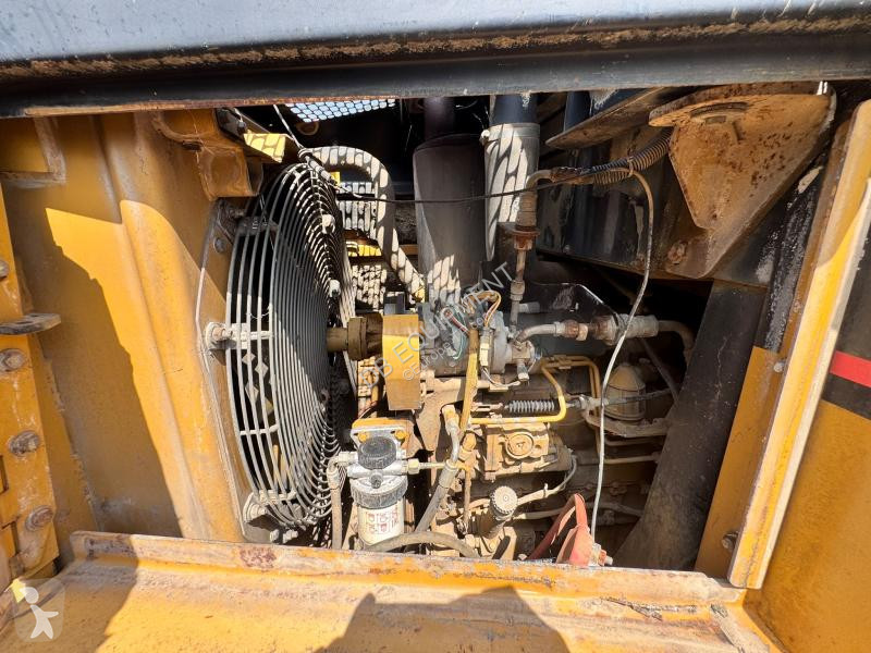 Nakladač Caterpillar Chargeuse sur chenilles Traxx