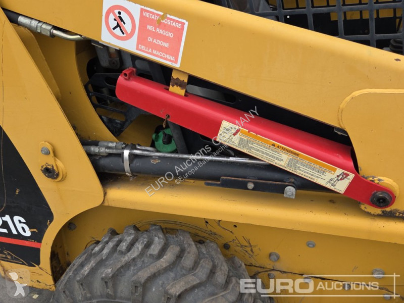 Товарач Caterpillar 216