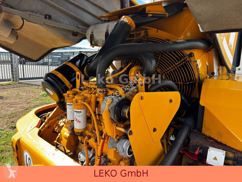 Liebherr Mit 3 Löffeln & 1 Gabel loader