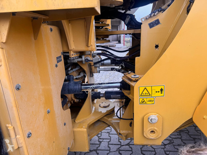 Nakladač Caterpillar M .